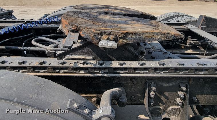 image for item ML9397 2001 Kenworth T800  semi truck