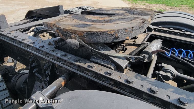 image for item ML9397 2001 Kenworth T800  semi truck