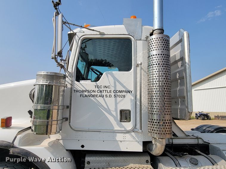 image for item ML9397 2001 Kenworth T800  semi truck