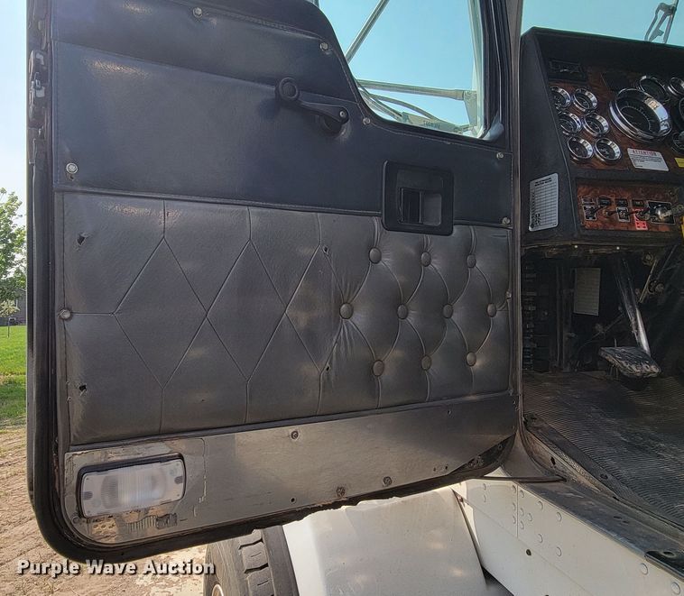 image for item ML9397 2001 Kenworth T800  semi truck