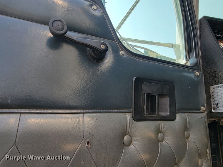 image for item ML9397 2001 Kenworth T800  semi truck