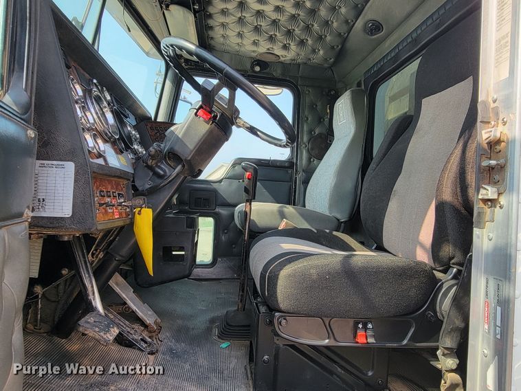 image for item ML9397 2001 Kenworth T800  semi truck