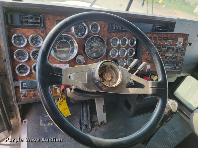 image for item ML9397 2001 Kenworth T800  semi truck