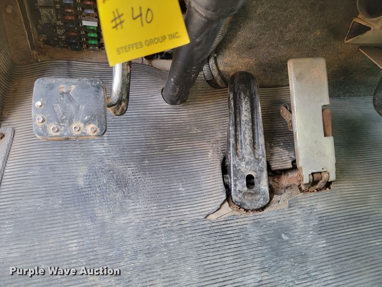 image for item ML9397 2001 Kenworth T800  semi truck