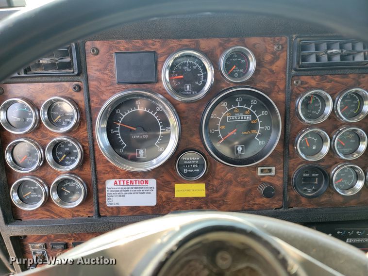 image for item ML9397 2001 Kenworth T800  semi truck