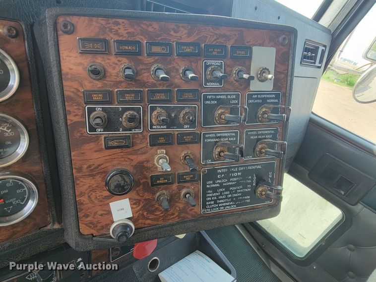 image for item ML9397 2001 Kenworth T800  semi truck