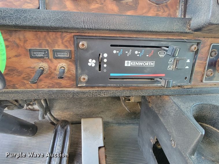 image for item ML9397 2001 Kenworth T800  semi truck