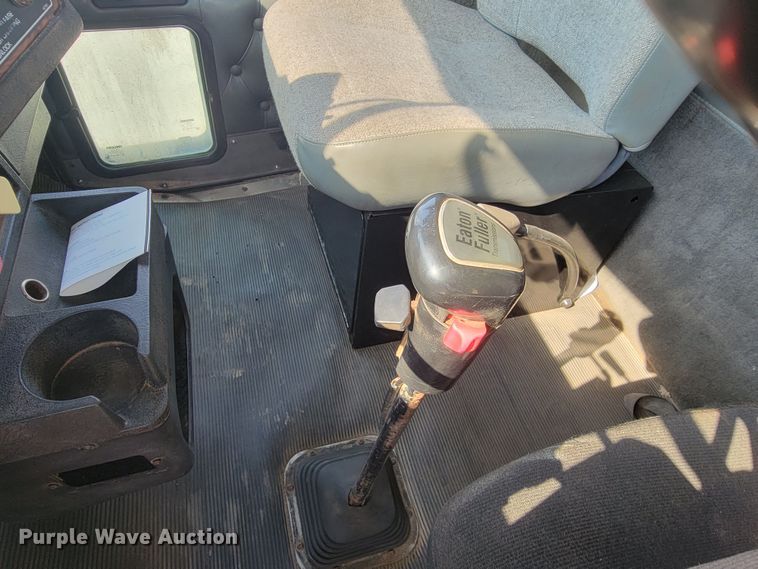 image for item ML9397 2001 Kenworth T800  semi truck