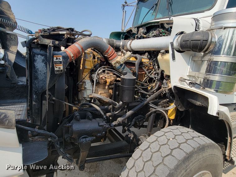 image for item ML9397 2001 Kenworth T800  semi truck