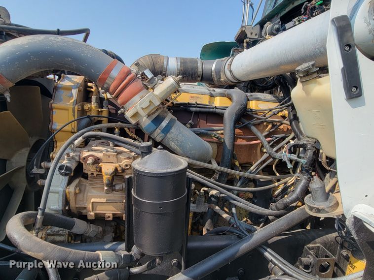 image for item ML9397 2001 Kenworth T800  semi truck