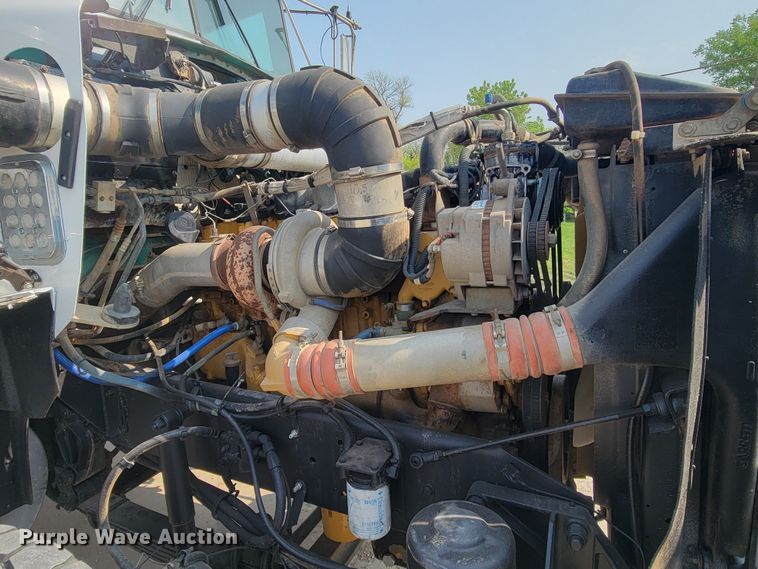 image for item ML9397 2001 Kenworth T800  semi truck