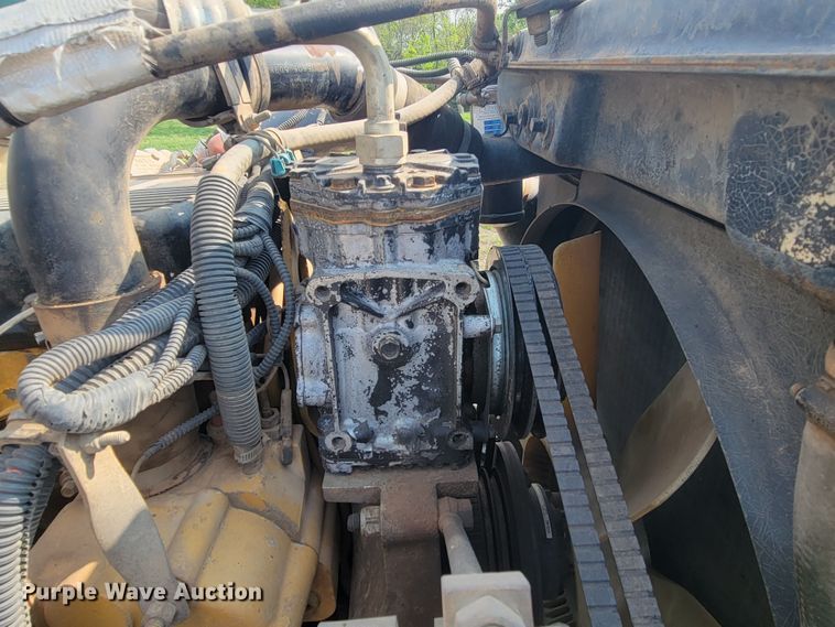 image for item ML9397 2001 Kenworth T800  semi truck