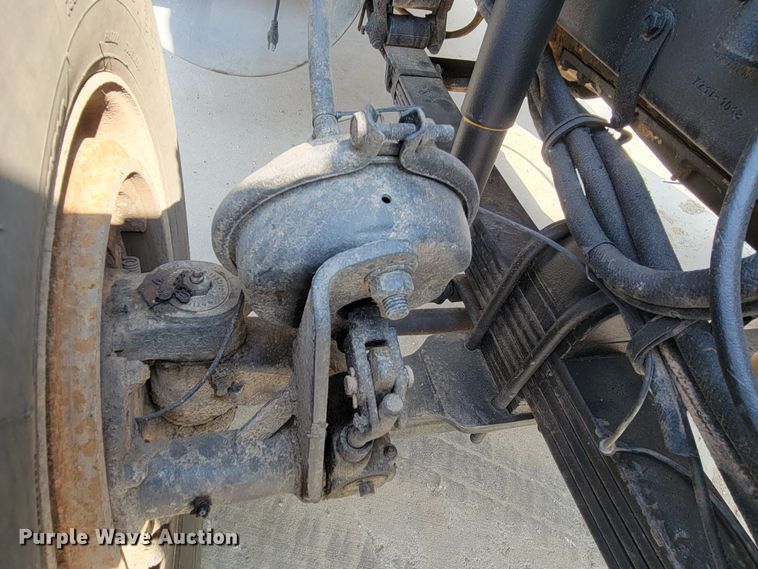 image for item ML9397 2001 Kenworth T800  semi truck