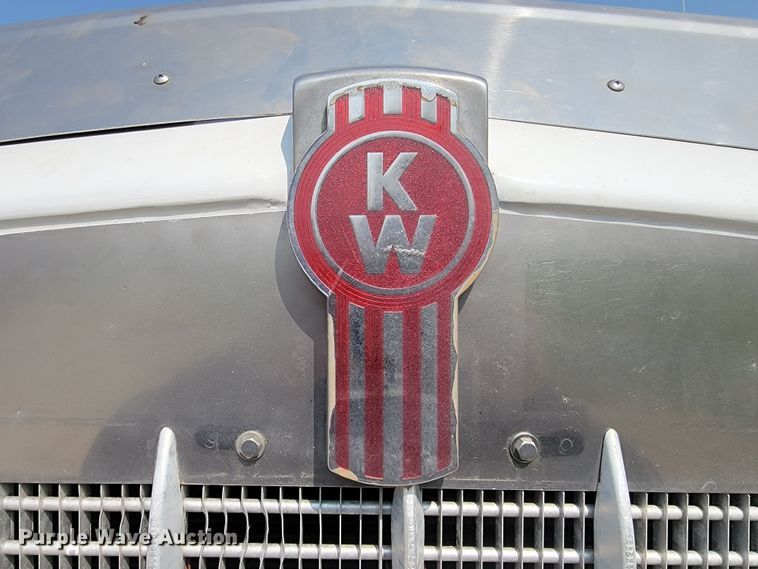 image for item ML9397 2001 Kenworth T800  semi truck