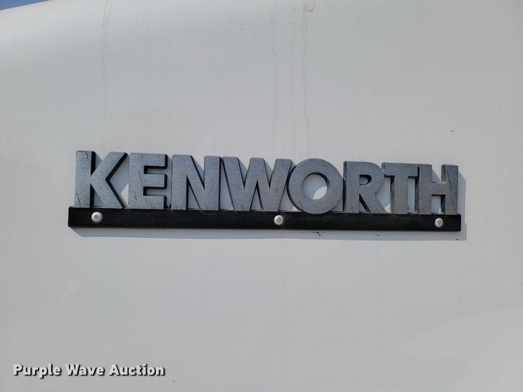 image for item ML9397 2001 Kenworth T800  semi truck