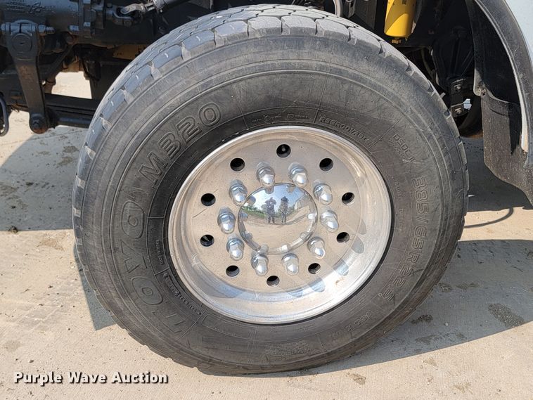 image for item ML9397 2001 Kenworth T800  semi truck