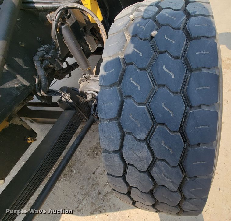 image for item ML9397 2001 Kenworth T800  semi truck