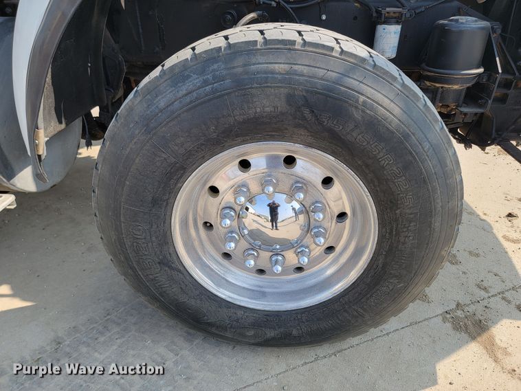 image for item ML9397 2001 Kenworth T800  semi truck