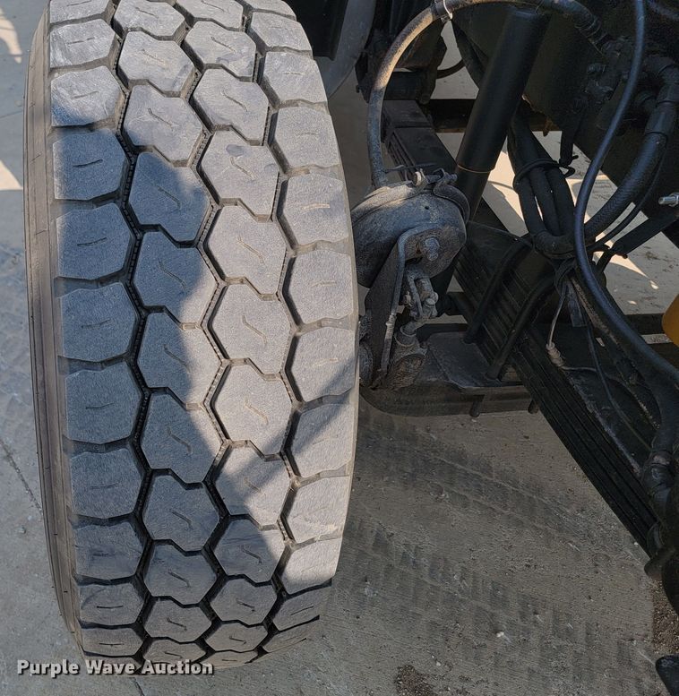 image for item ML9397 2001 Kenworth T800  semi truck