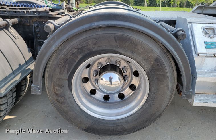 image for item ML9397 2001 Kenworth T800  semi truck