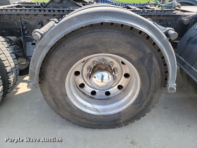 image for item ML9397 2001 Kenworth T800  semi truck