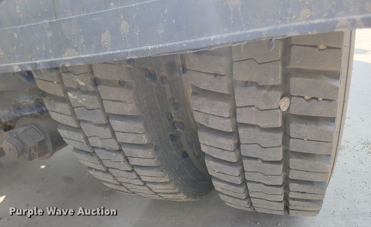 image for item ML9397 2001 Kenworth T800  semi truck