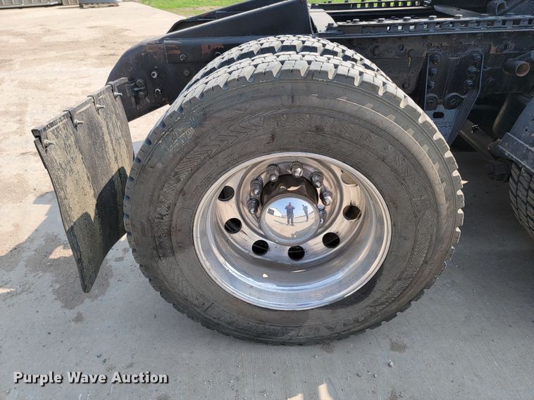 image for item ML9397 2001 Kenworth T800  semi truck