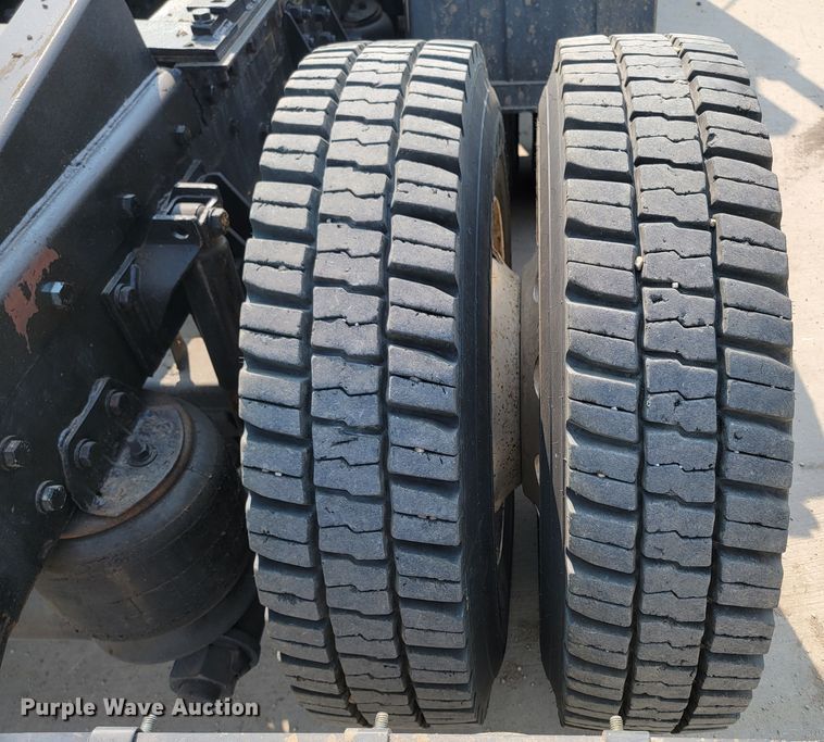 image for item ML9397 2001 Kenworth T800  semi truck