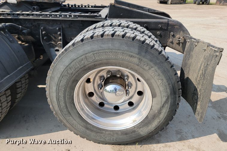 image for item ML9397 2001 Kenworth T800  semi truck