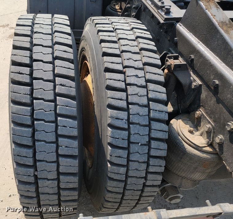 image for item ML9397 2001 Kenworth T800  semi truck