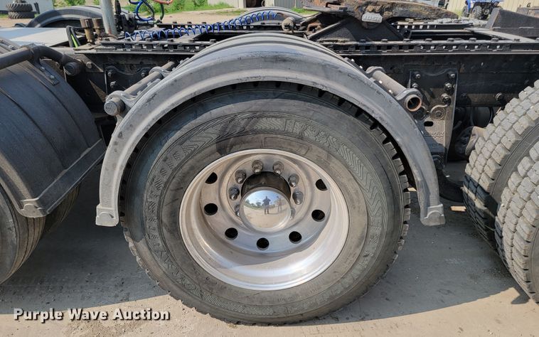 image for item ML9397 2001 Kenworth T800  semi truck