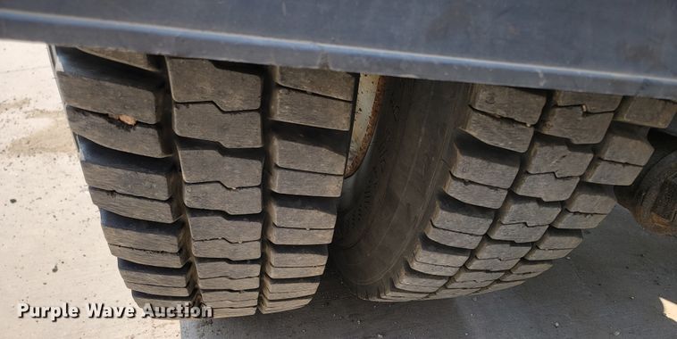 image for item ML9397 2001 Kenworth T800  semi truck