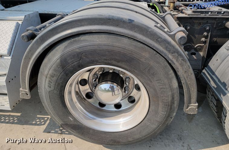 image for item ML9397 2001 Kenworth T800  semi truck