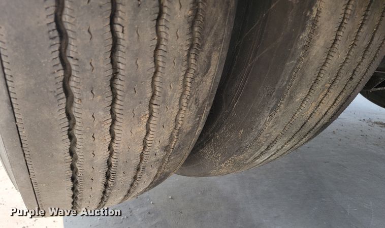 image for item ML9397 2001 Kenworth T800  semi truck