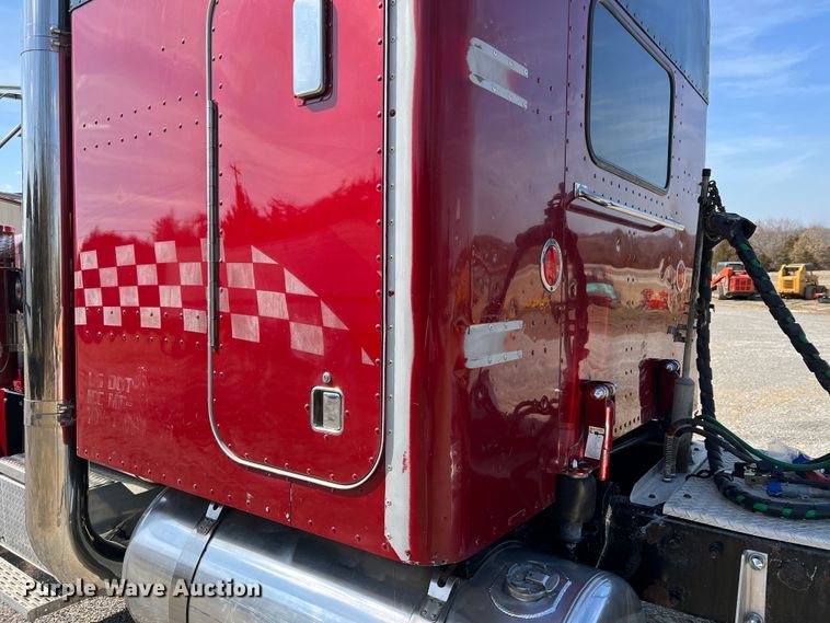 image for item MM9221 2000 Peterbilt 379  semi truck