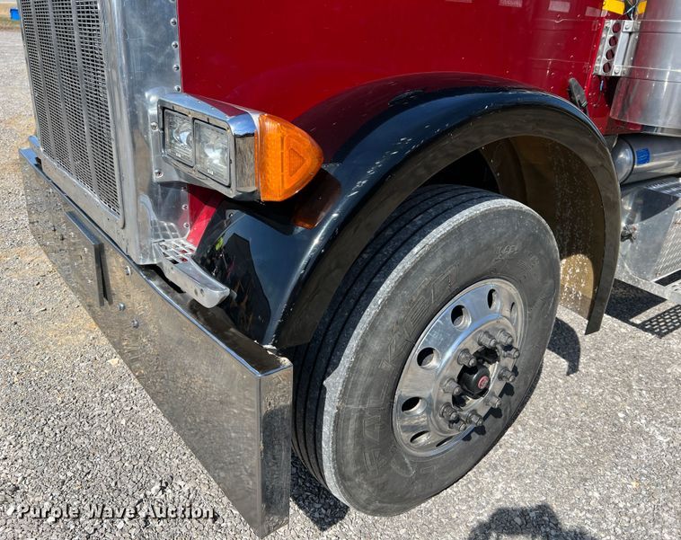 image for item MM9221 2000 Peterbilt 379  semi truck