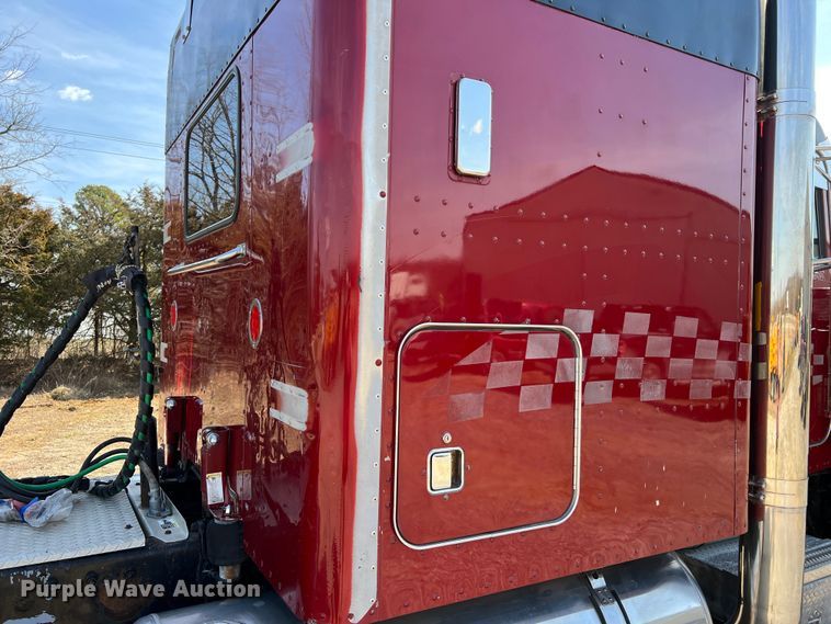 image for item MM9221 2000 Peterbilt 379  semi truck