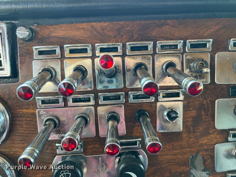 image for item MM9221 2000 Peterbilt 379  semi truck