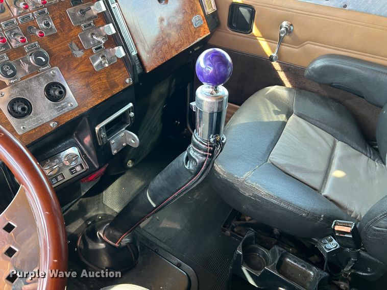 image for item MM9221 2000 Peterbilt 379  semi truck