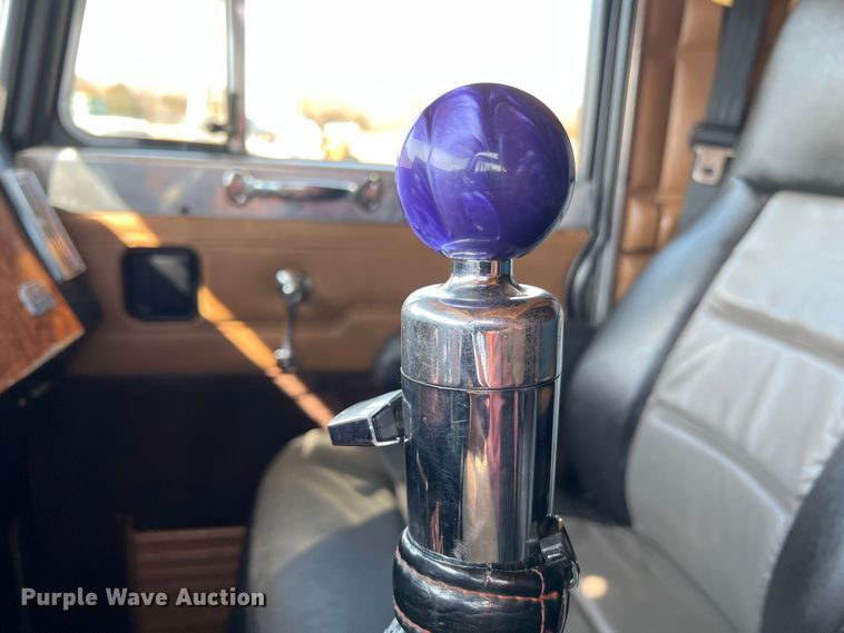 image for item MM9221 2000 Peterbilt 379  semi truck