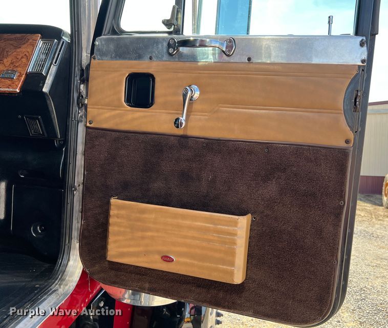 image for item MM9221 2000 Peterbilt 379  semi truck