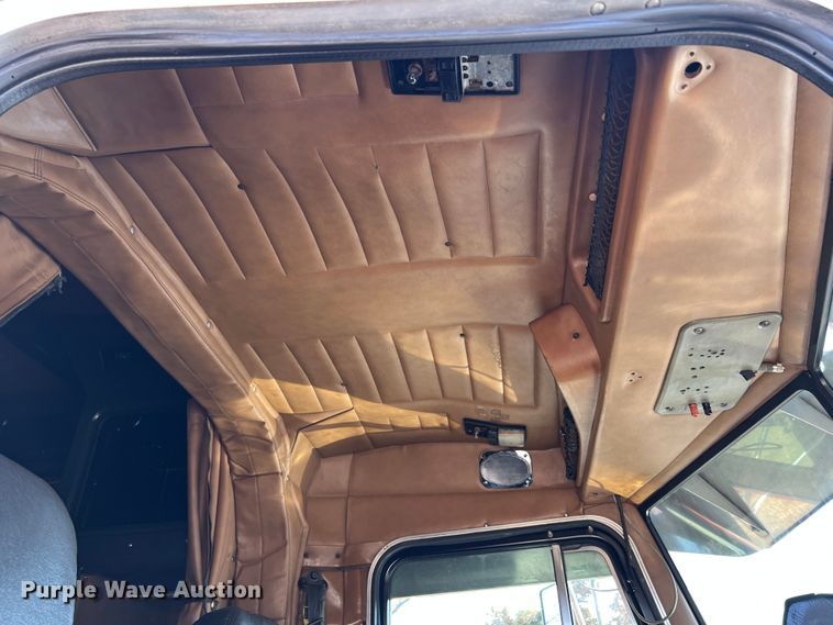 image for item MM9221 2000 Peterbilt 379  semi truck