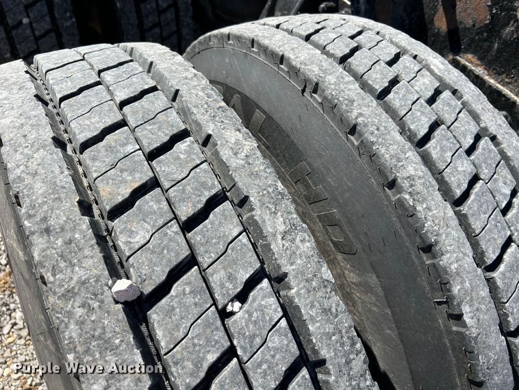 image for item MM9221 2000 Peterbilt 379  semi truck