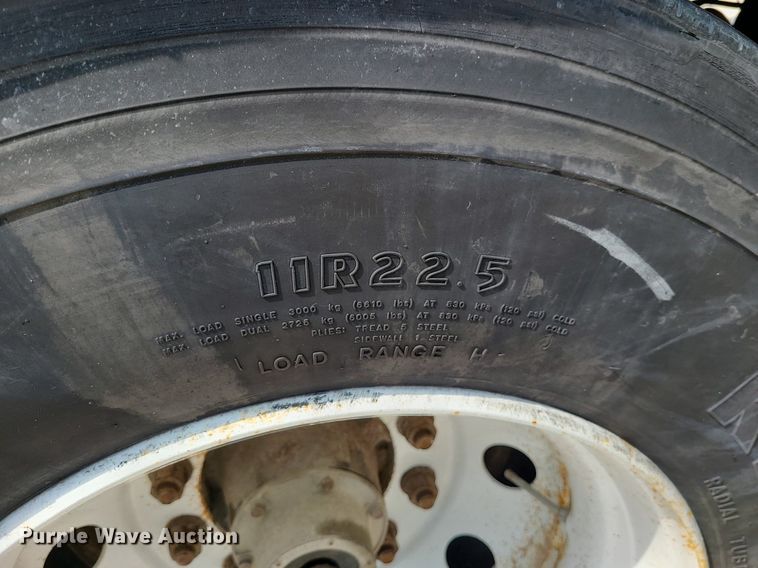 image for item MO9828 2000 Hyundai VT2480142JSR  dry van trailer