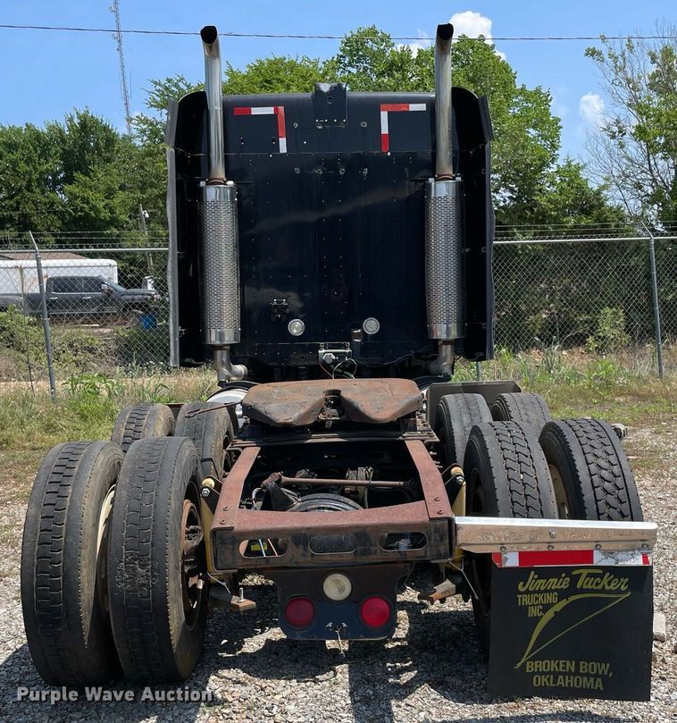 image for item MR9090 2005 Freightliner Columbia  semi truck