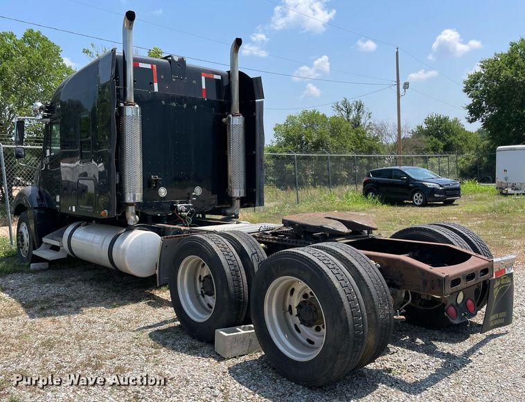 image for item MR9090 2005 Freightliner Columbia  semi truck