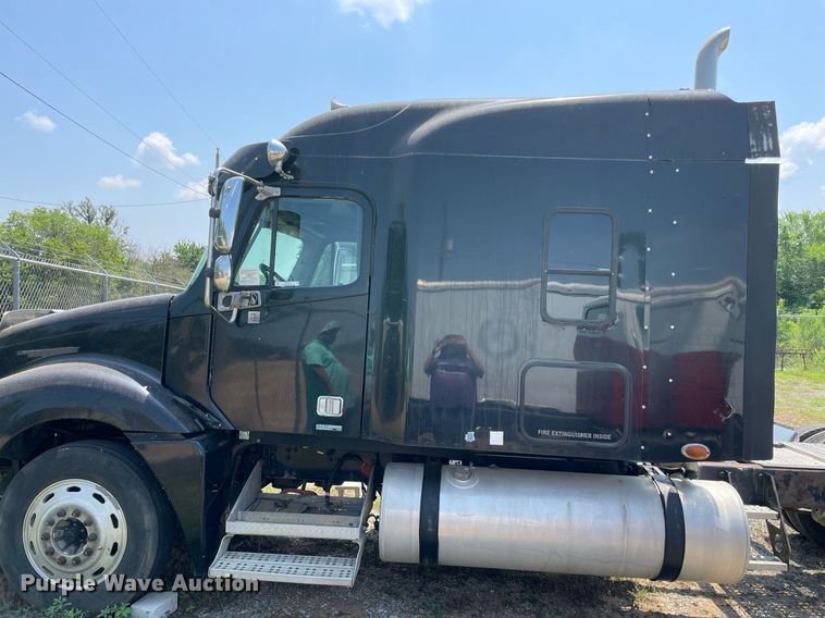 image for item MR9090 2005 Freightliner Columbia  semi truck