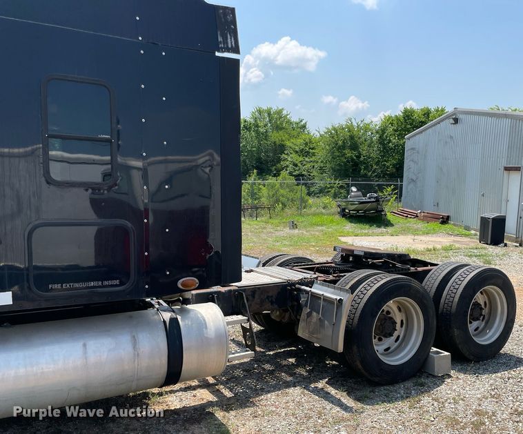 image for item MR9090 2005 Freightliner Columbia  semi truck