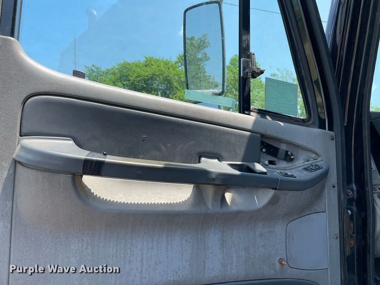 image for item MR9090 2005 Freightliner Columbia  semi truck