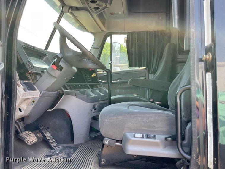 image for item MR9090 2005 Freightliner Columbia  semi truck